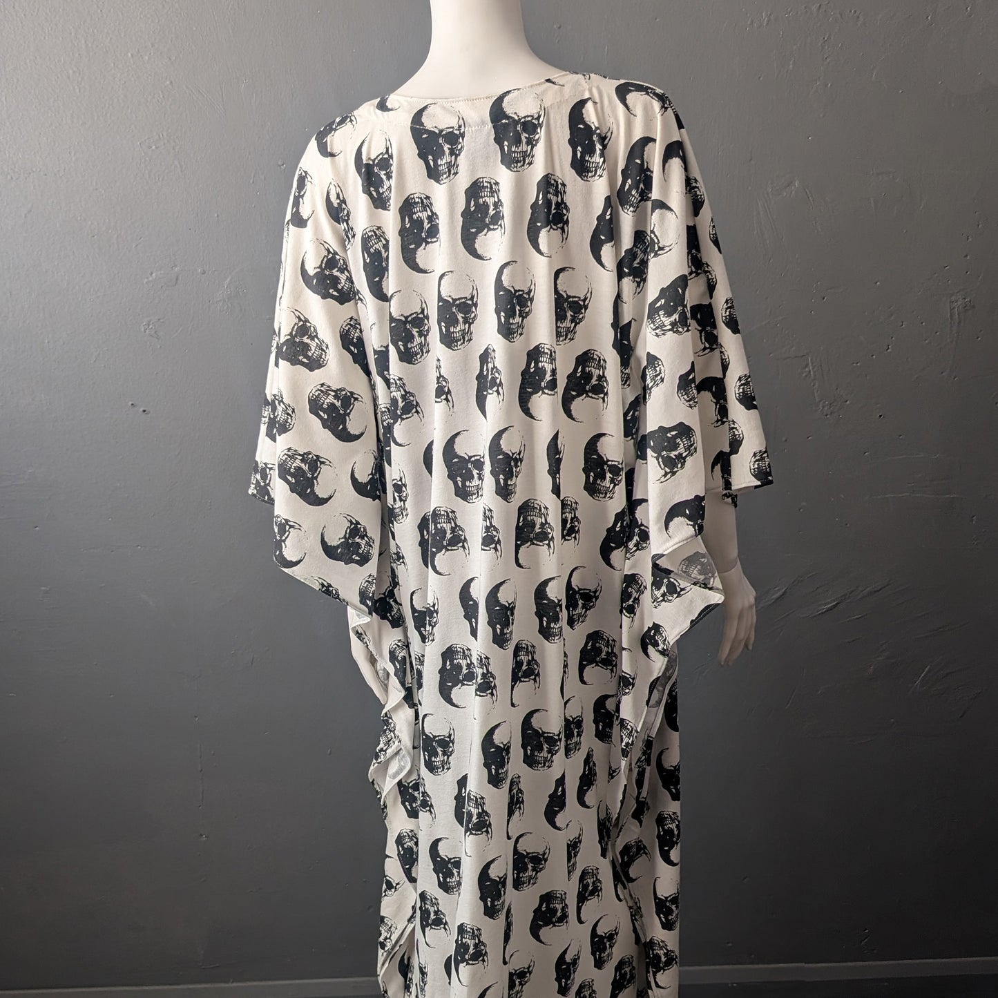 Back of a white kaftan with skull print